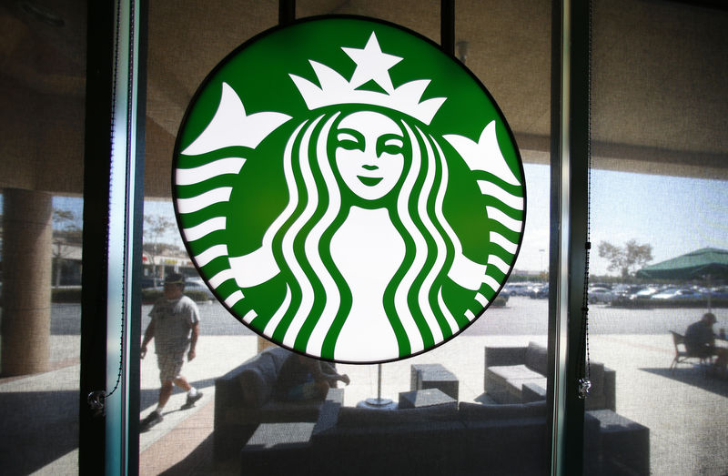 © Reuters. Логотип Starbucks в Калифорнии