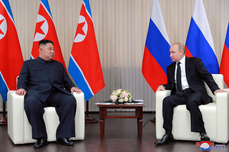 © Reuters. El líder norcoreano, Kim Jong Un, se reúne con el presidente ruso, Vladimir Putin, en Vladivostok