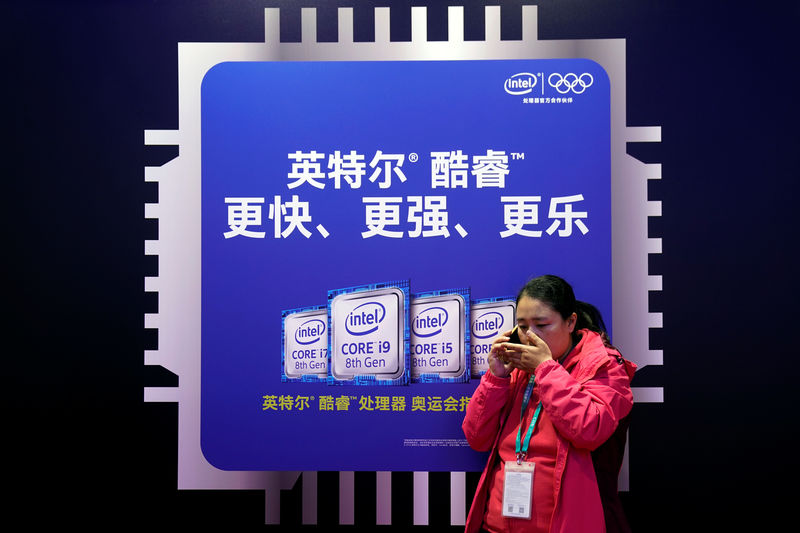 © Reuters. Логотип Intel на выставке China International Import Expo (CIIE), в Национальном выставочном центре Шанхая