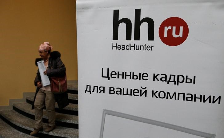 © Reuters. Логотип Headhunter на ярмарке вакансий в Ставрополе