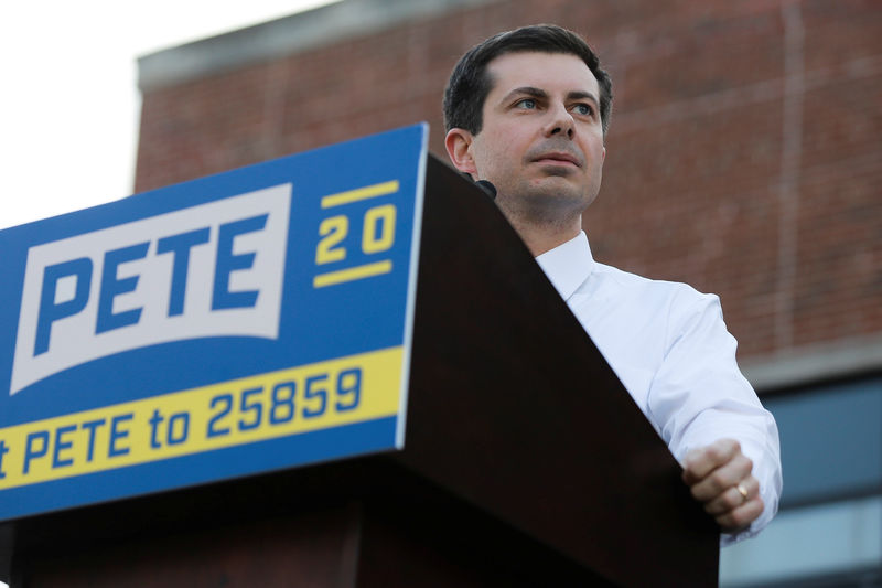 © Reuters. 2020 Democratic presidential candidate Pete Buttigieg speaks at a campaign event in Des Moines, Iowa