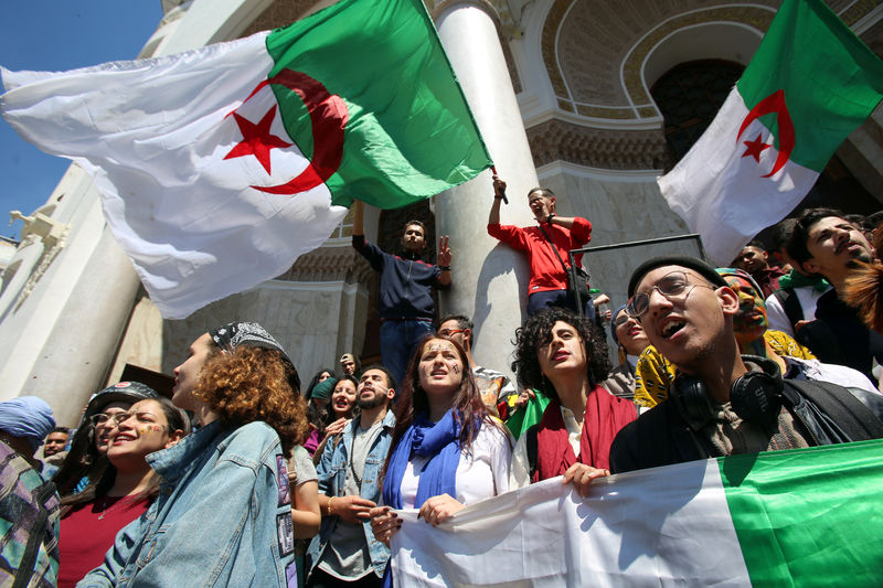 © Reuters. آلاف يتظاهرون ضد النخبة الحاكمة في العاصمة الجزائرية