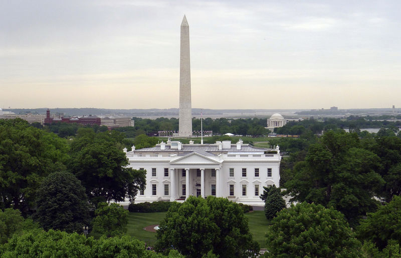 © Reuters. The White House is seen with the Washington Monument behind it and the Jefferson Memorial in Washington