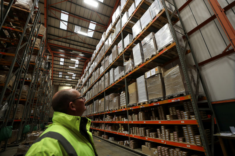 © Reuters. An employee looks up at goods at the Miniclipper Logistics warehouse in Leighton Buzzard