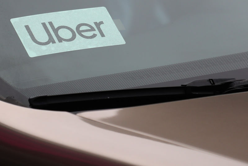 © Reuters. Знак Uber на автомобиле в Нью-Йорке, США