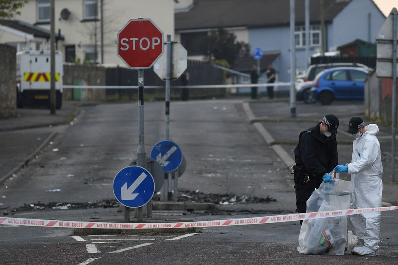 © Reuters. شرطة أيرلندا الشمالية تشتبه في تورط مراهق في مقتل الصحفية لايرا ماكي