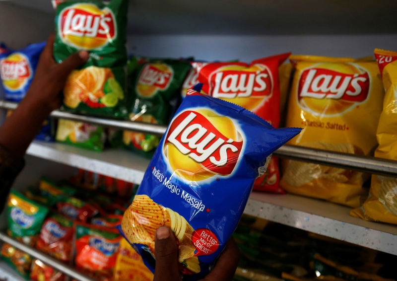 © Reuters. A customer picks packets of Lay's potato chips at a shop in Ahmedabad