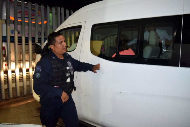 © Reuters. Policial ao lado de van depois de recapturar migrantes que fugiram de centro de detenção em Tapachula, no México