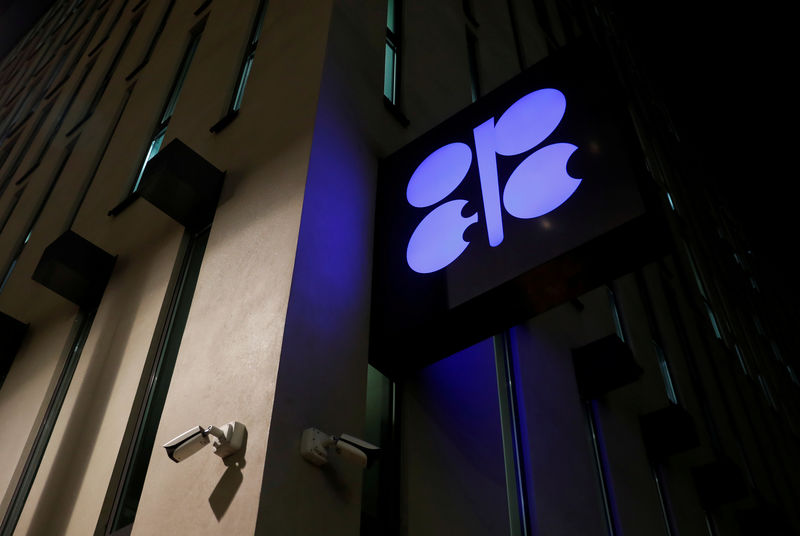 © Reuters. FILE PHOTO: The logo of the OPEC is seen at OPEC's headquarters in Vienna