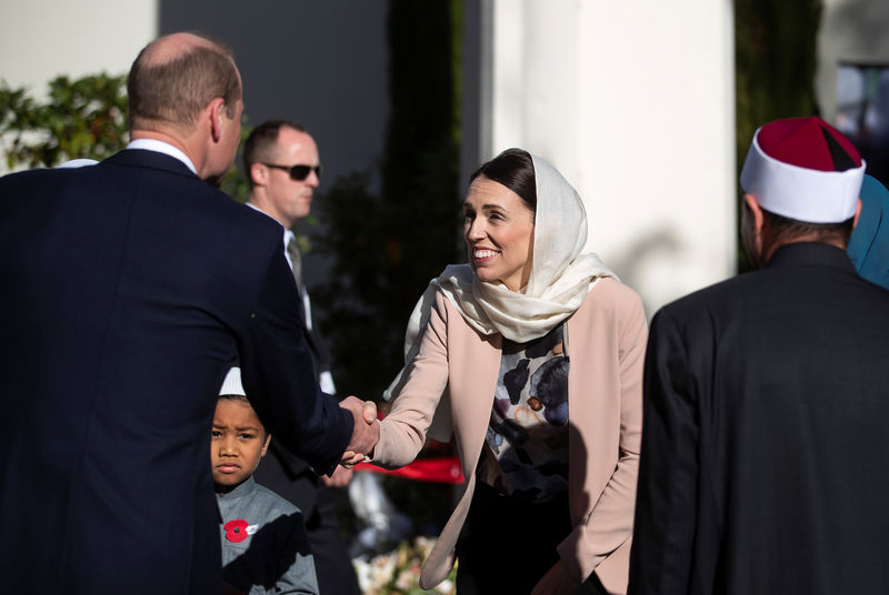 © Reuters. O príncipe inglês William cumprimenta a premiê neo-zelandesa, Jacinda Ardern, durante visita a mesquista em Christchurch