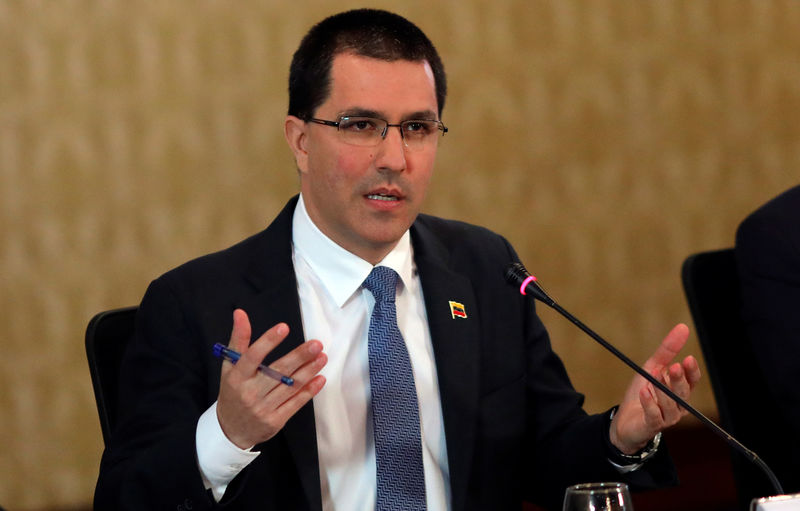 © Reuters. Venezuela's Foreign Affairs Minister Jorge Arreaza talks to the media during a news conference in Caracas