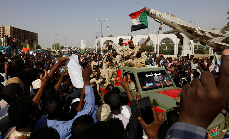 © Reuters. آلاف السودانيين يصلون الجمعة خارج وزارة الدفاع والحشود تطالب بحكم مدني
