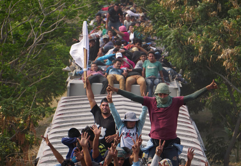 © Reuters. Imigrantes da América Central viajam em cima de trem de carga em Juchitan, no México