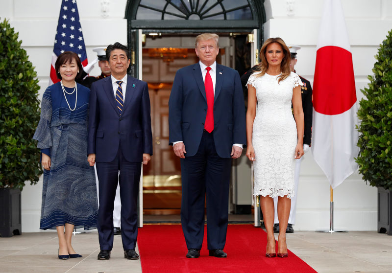 © Reuters. Trumps greet Shinzo Abe and his wife at the White House in Washington