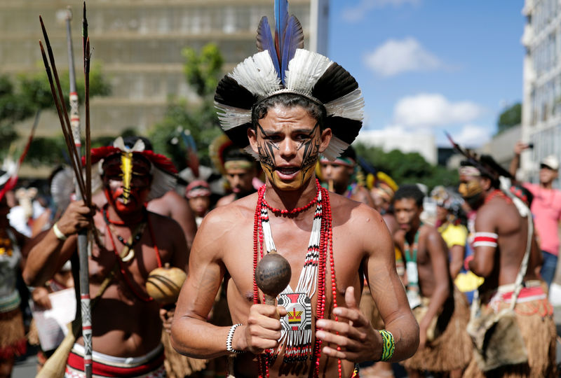 © Reuters. آلاف السكان الأصليين يتظاهرون بالبرازيل احتجاجا على خطة لترسيم الأراضي