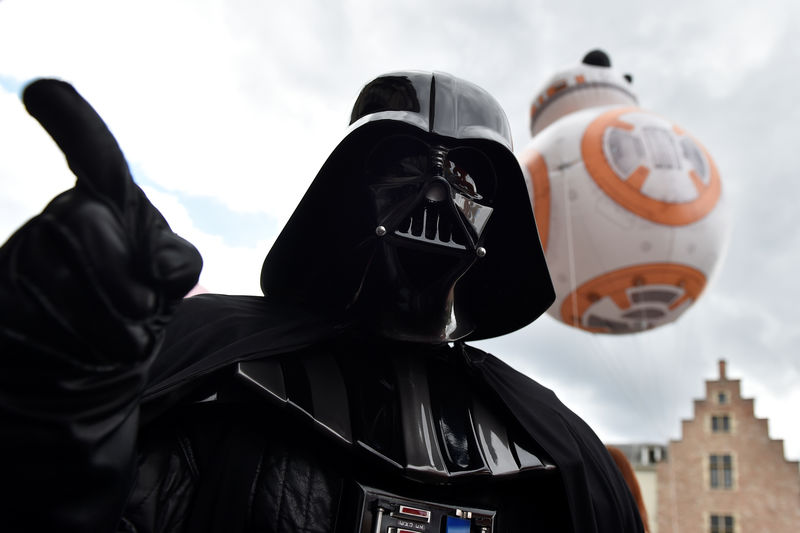 © Reuters. Imagen de archivo. Un globo de BB-8 flota detrás de una persona usando un traje de Darth Vader durante el Balloon Day Parade, Bruselas