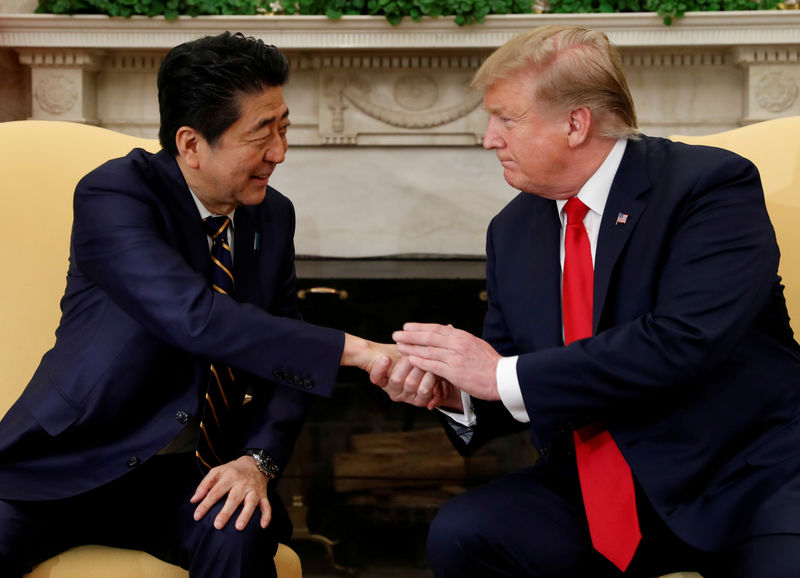 © Reuters. U.S. President Donald Trump meets with Japan's Prime Minister Shinzo Abe at the White House in Washington