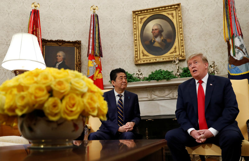 © Reuters. U.S. President Donald Trump meets with Japan's Prime Minister Shinzo Abe in the Oval Office at the White House in Washington