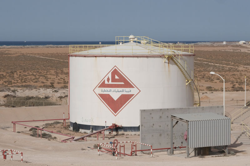 © Reuters. An oil tank is seen inside Ras Lanuf port Oil and Gas Company in Ras Lanuf