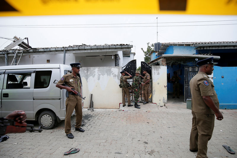 © Reuters. Personal de seguridad en el sitio de un tiroteo entre tropas y presuntos militantes islamistas, Kalmunai, Sri Lanka
