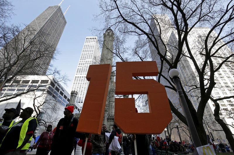 © Reuters. FILE PHOTO: Demonstrators gather for a protest calling for a $15-an-hour nationwide minimum wage in downtown Chicago