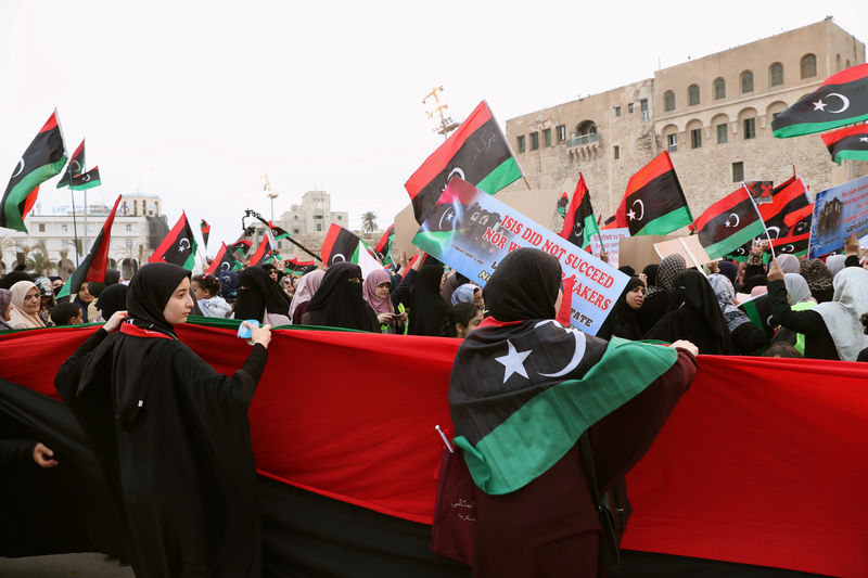 © Reuters. Foto de archivo. Mujeres libias participan de una manifestación para pedir el fin de los ataques de Khalifa Haftar sobre la capital
