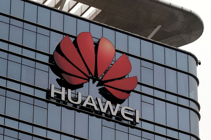© Reuters. FILE PHOTO: The Huawei logo is pictured outside Huawei's factory campus in Dongguan, Guangdong province