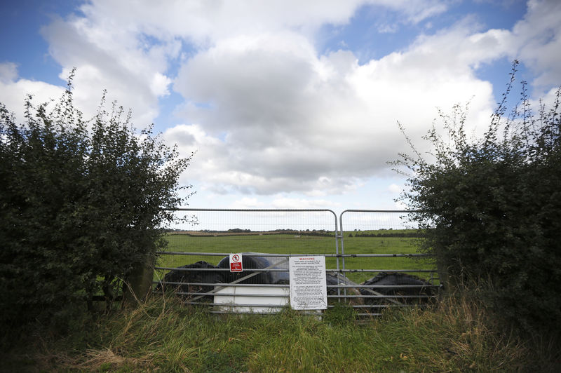 © Reuters. Barriers cover the entrance to the proposed Cuadrilla shale gas site near the village of Little Plumpton, northern England.