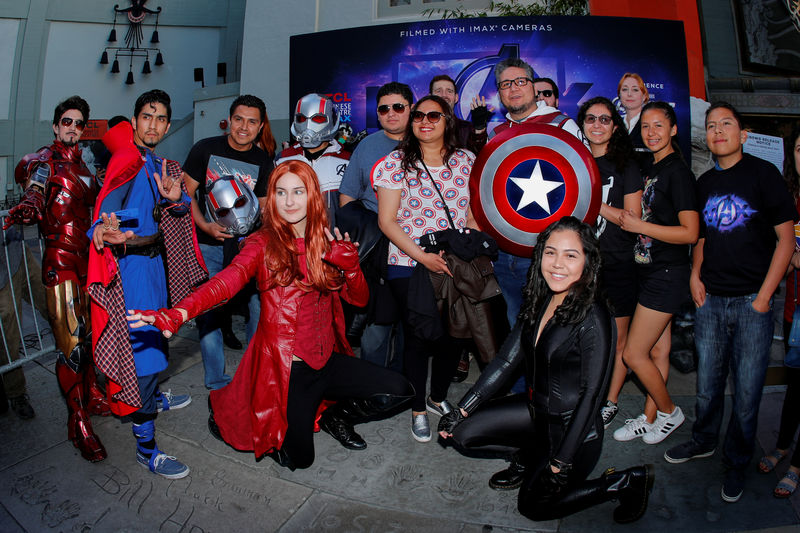 © Reuters. FILE PHOTO: Avengers fans gather at the TCL Chinese Theatre in Hollywood to attend the opening screening of "Avengers: Endgame" in Los Angeles