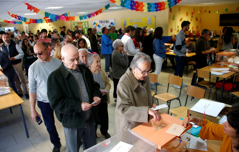 © Reuters. España vota en unas elecciones con final abierto tras una campaña muy tensa