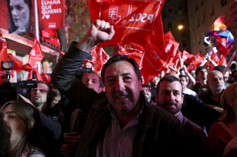 © Reuters. La izquierda toma la ventaja en elecciones españolas con 95% del voto escrutado