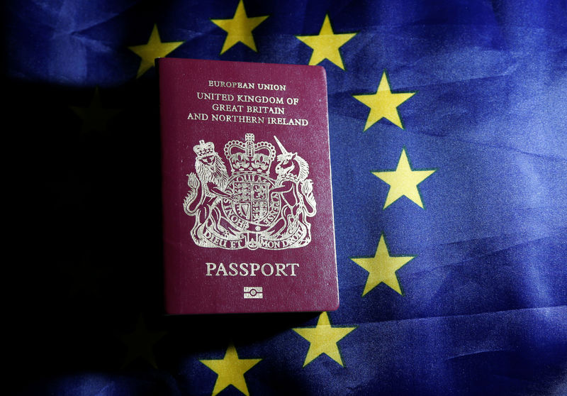 © Reuters. FOTO DE ARCHIVO: Un pasaporte británico frente a una bandera de la Unión Europea en Bruselas