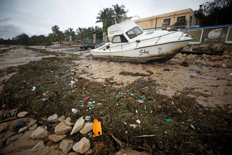 © Reuters. Un bote arrastrado a la orilla entre escombros arrastrados por la tormenta en Wimbe, Pemba, Mozambique