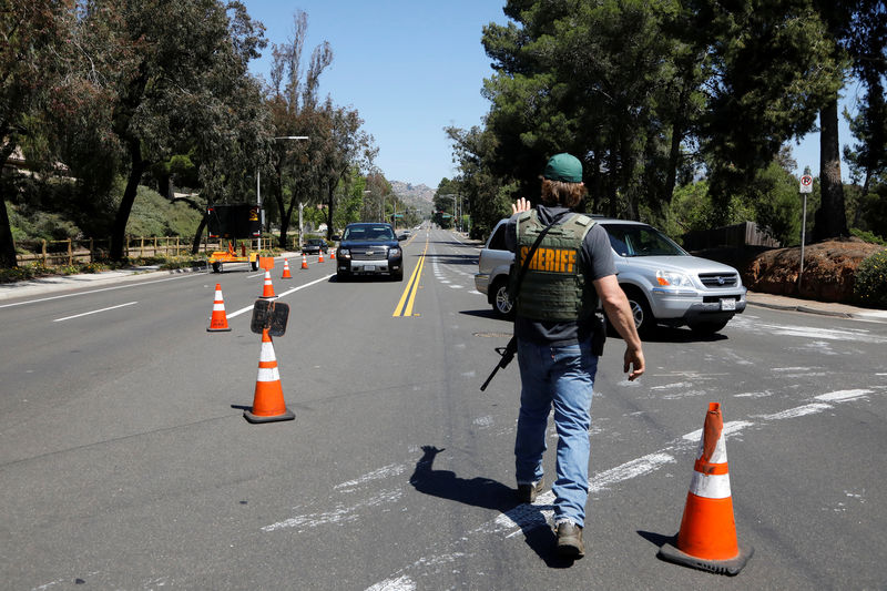 © Reuters. La policía asegura la escena de un tiroteo en la sinagoga de la Congregación Chabad en Poway, California