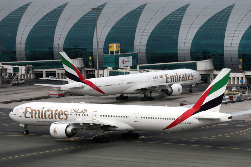 © Reuters. FILE PHOTO: Emirates Airline Boeing 777 planes at are seen Dubai International Airport in Dubai