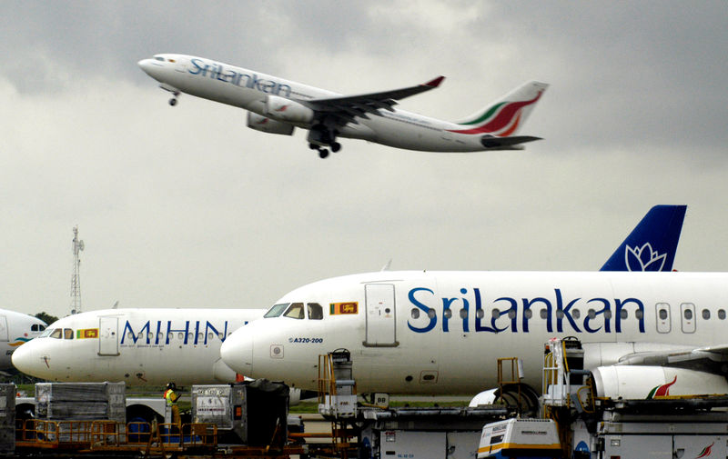 © Reuters. FILE PHOTO: An Airbus from Sri Lankan Airline takes off from Bandaranaike International airport in Katunayaka