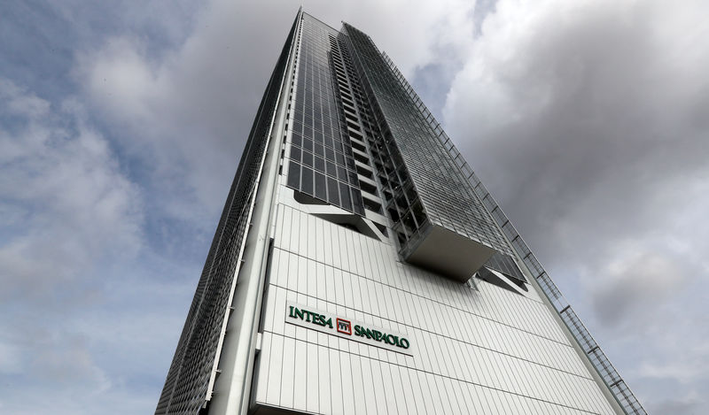 © Reuters. Штаб-квартира банка Intesa San Paolo в Турине, Италия