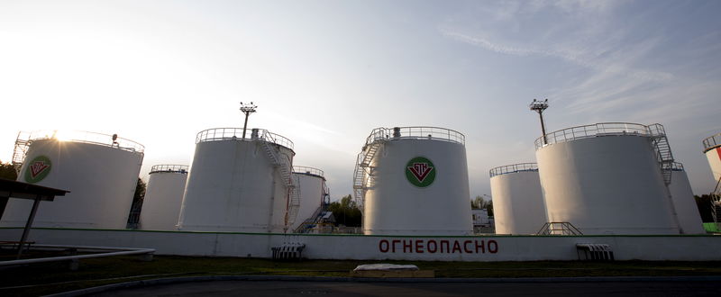 © Reuters. Резервуары в нефтехранилище в городе Мозырь