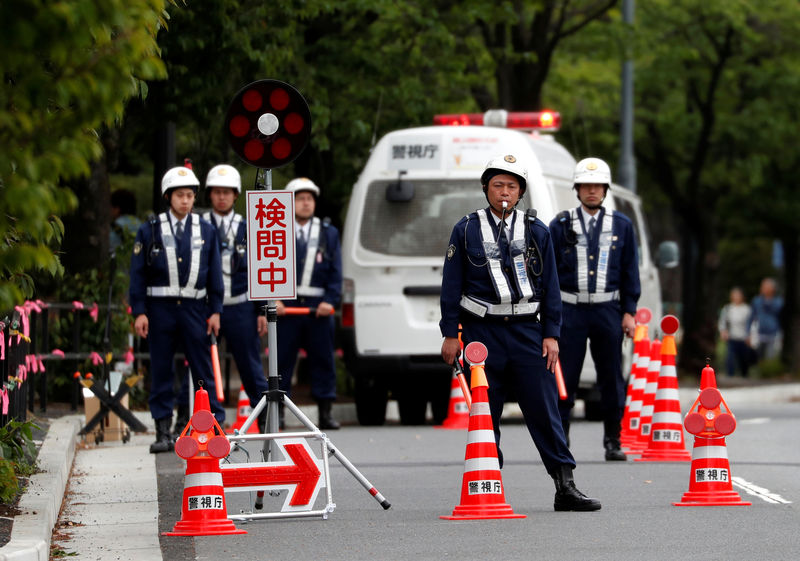 © Reuters. Policiais fazem guarda em posto de controle em frente ao Palácio Imperial em Tóquio