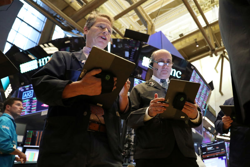 © Reuters. Traders work on the floor at the NYSE in New York