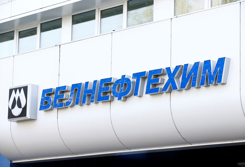 © Reuters. Logo da Belneftekhim na sede em Minsk