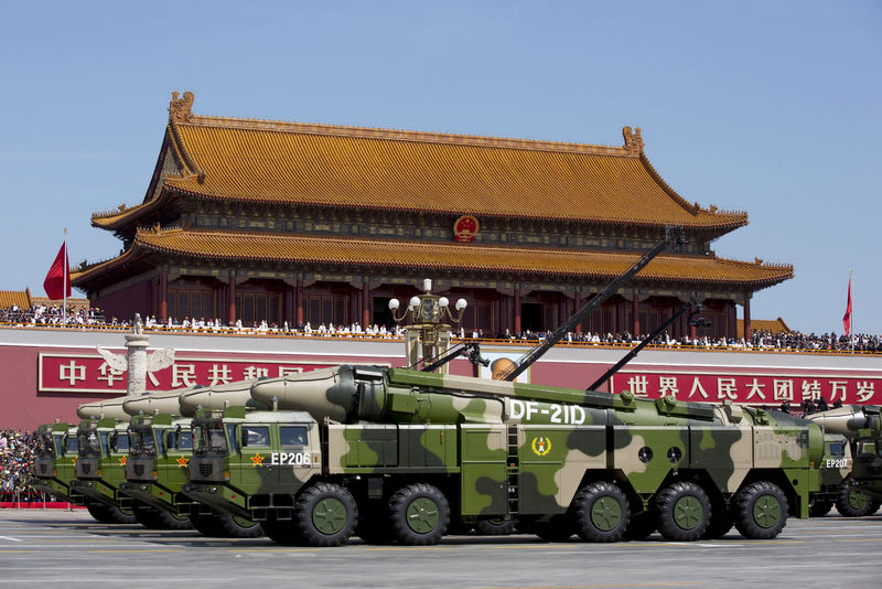 © Reuters. FILE PHOTO - Chinese military vehicles carrying DF-21D anti-ship ballistic missiles travel past Tiananmen Gate during a military parade to commemorate the 70th anniversary of the end of World War II in Beijing