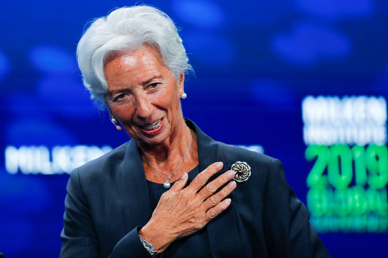 © Reuters. Christine Lagarde, Managing Director and Chairwoman of the International Monetary Fund thanks the crowds as she leaves after speaking at the Milken Institute's 22nd annual Global Conference in Beverly Hills