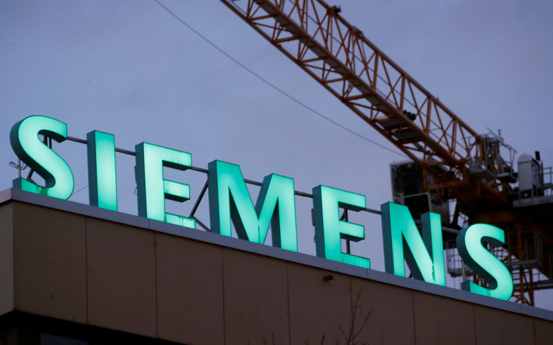 © Reuters. Logo of German industrial group Siemens is seen in Zurich