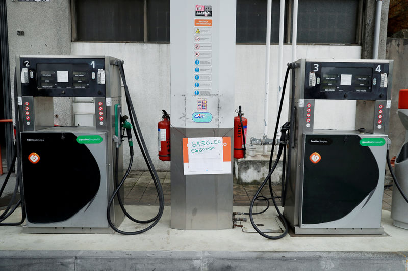 © Reuters. FILE PHOTO: A sign reading "Diesel sold out" is seen at a gas station in Porto, Portugal, during a strike by fuel-tanker drivers
