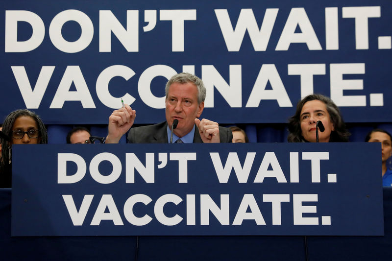 © Reuters. Prefeito de Nova York, Bill de Blasio, durante entrevista coletiva sobre surto de sarampo na cidade