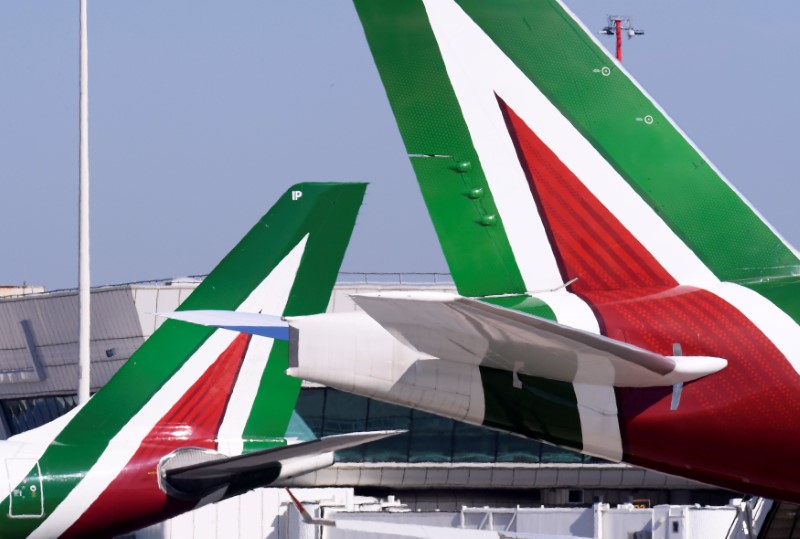 © Reuters. FILE PHOTO: Alitalia planes at Leonardo da Vinci-Fiumicino Airport in Rome