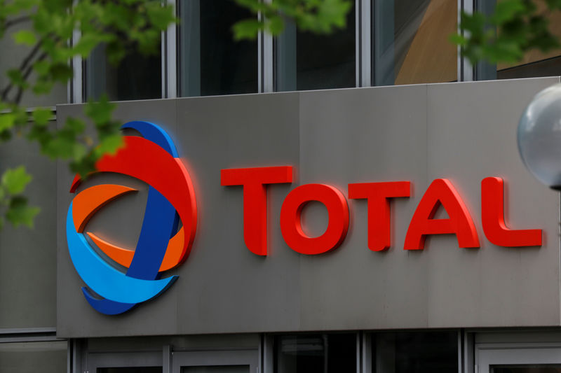 © Reuters. FILE PHOTO: The logo of French oil giant Total is seen at La Defense business and financial district in Courbevoie