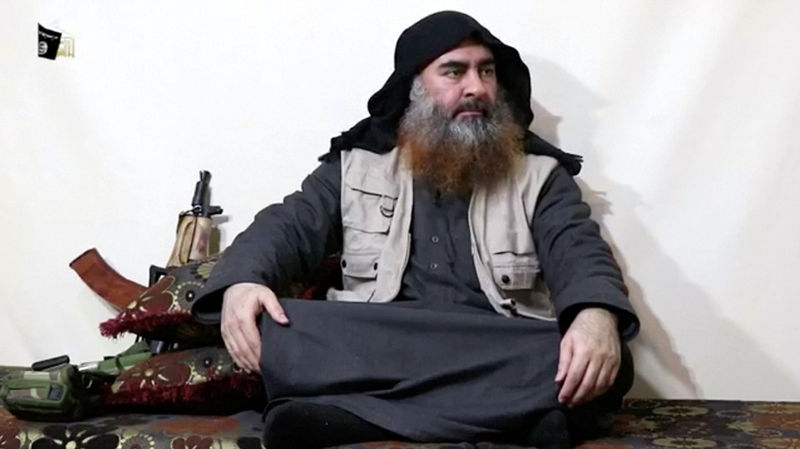 © Reuters. Imagen de un hombre con la apariencia del líder de EI Abu Bakr al-Baghdadi tomada de una captura de video