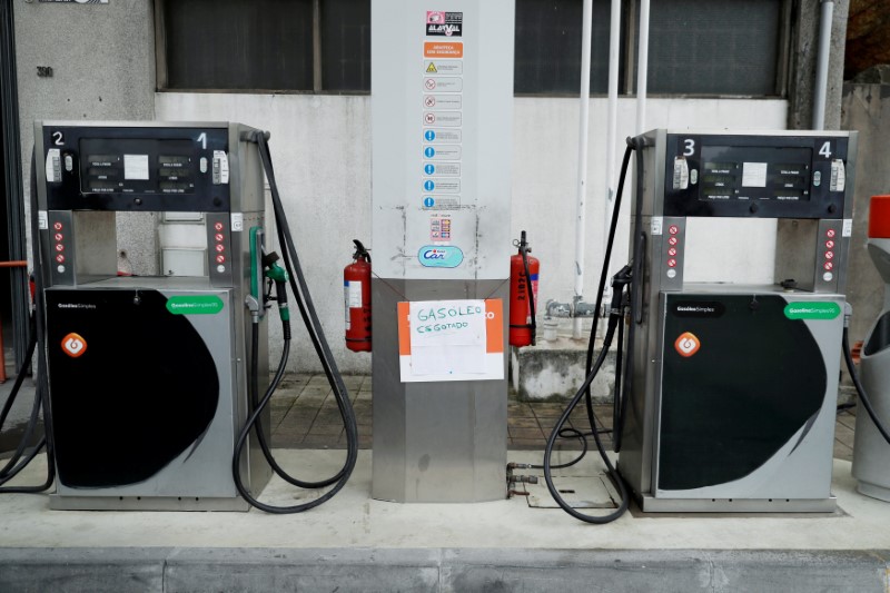 © Reuters. Placa anunciando escassez de diesel em posto de combustível durante greve de motoristas em Porto, Portugal